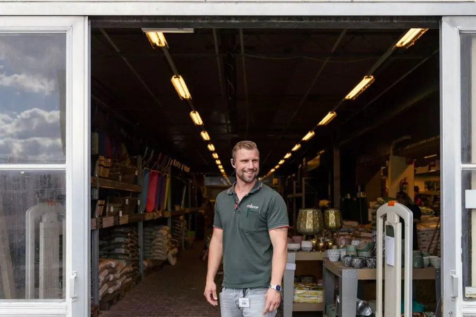 Kandidaat op werkplek in magazijn