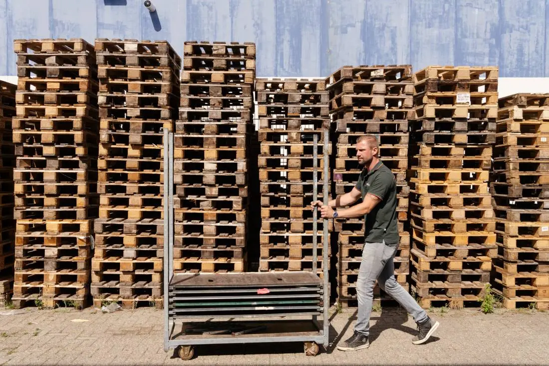 Kandidaat aan het werk met pallets
