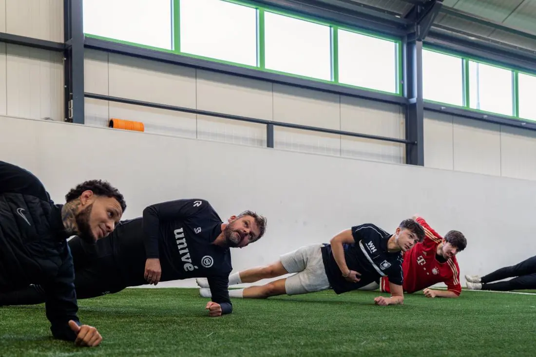Sportactiviteit met deelnemers tijdens groepsproject