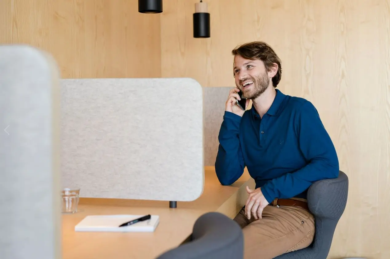 Coach telefoneert met kandidaat