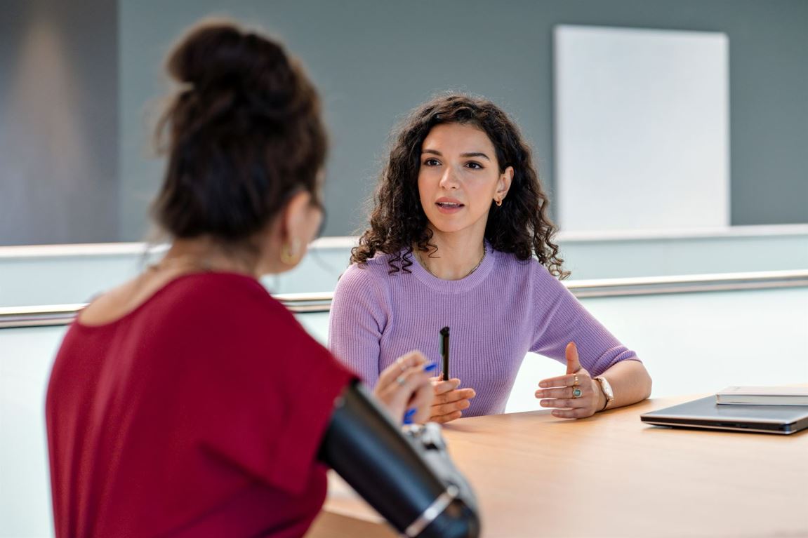twee mensen in gesprek
