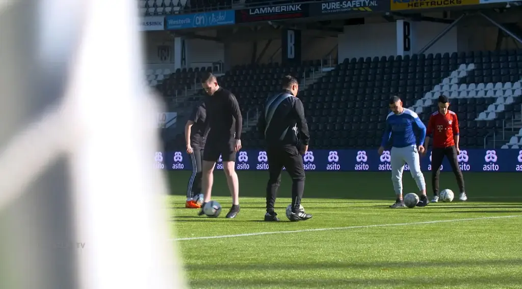 kandidaten voetballen samen