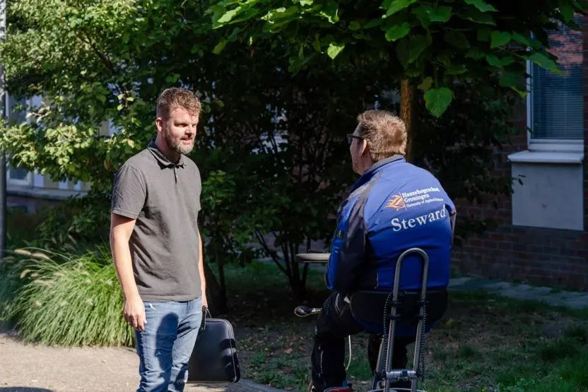 Jobcoach Jan Been coacht kandidaat op de werkplek