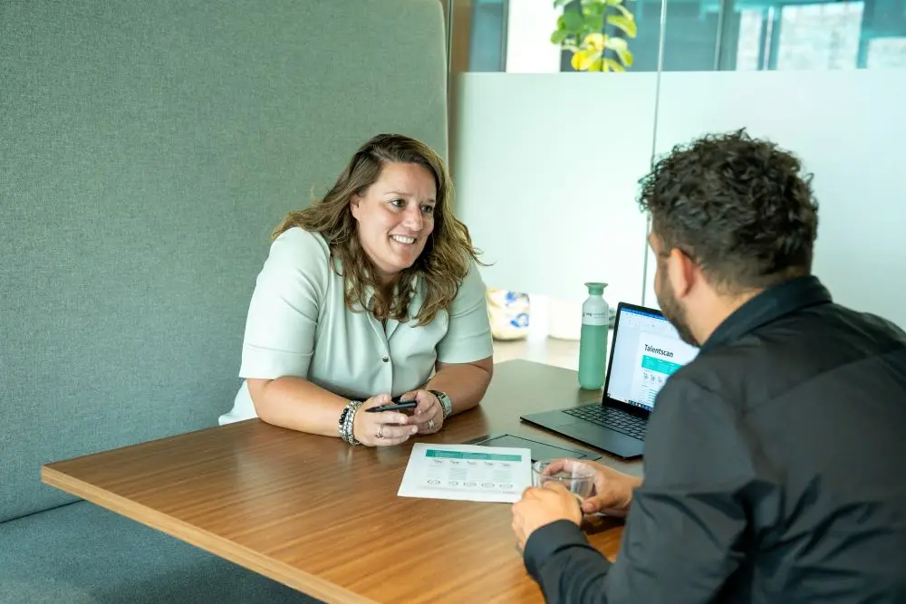 Coach en kandidaat bespreken talentscan