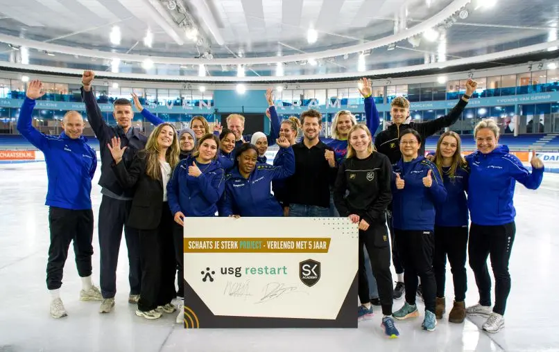Groepsfoto van tekenmoment USG Restart en Sven Kramer Academy